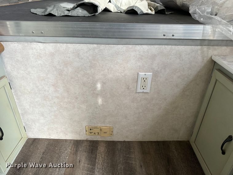 image for item NF9476 1999 Fleetwood Santa Fe camper