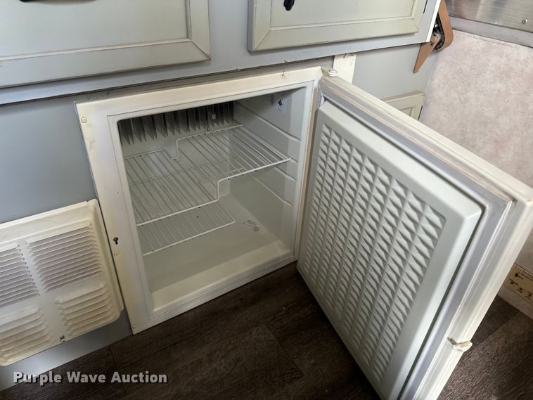 image for item NF9476 1999 Fleetwood Santa Fe camper