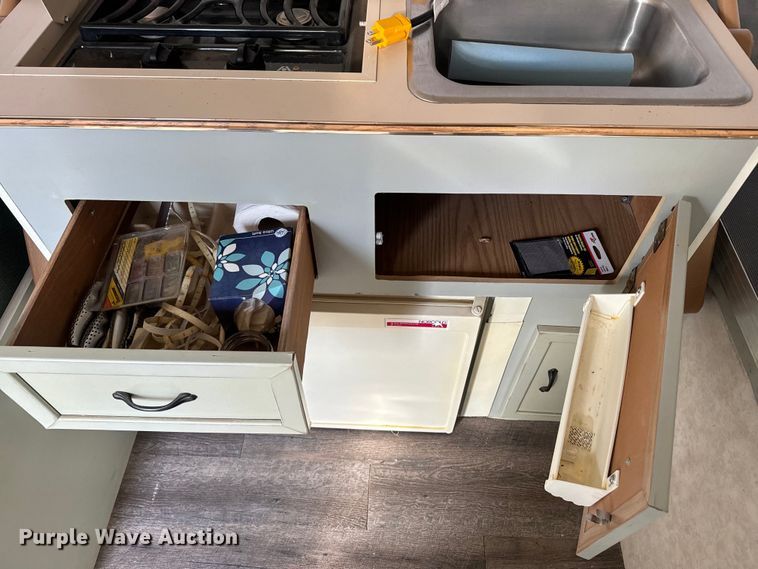 image for item NF9476 1999 Fleetwood Santa Fe camper