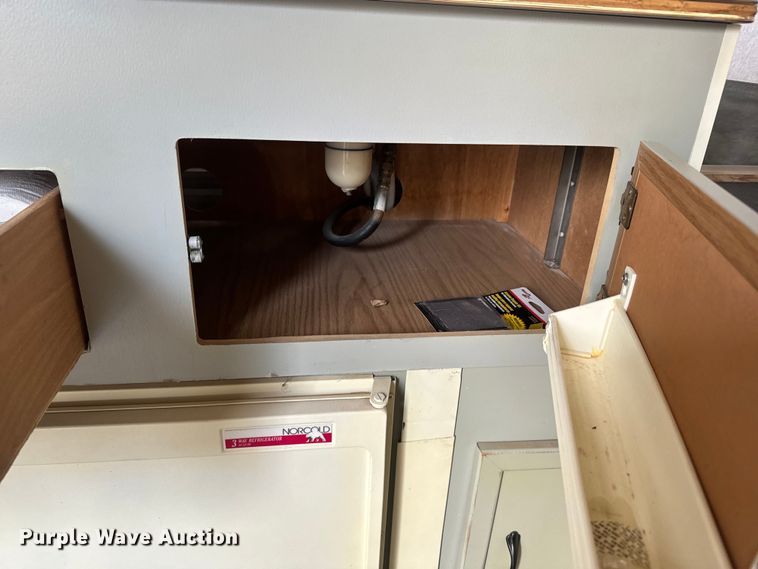 image for item NF9476 1999 Fleetwood Santa Fe camper