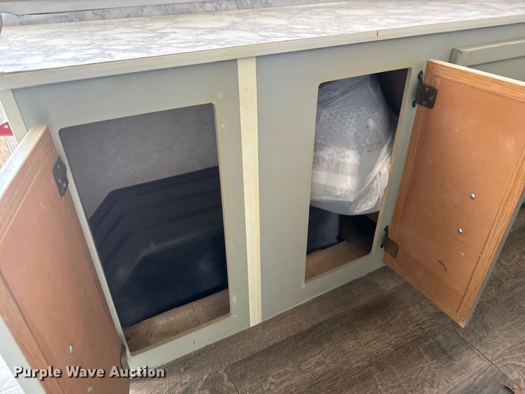 image for item NF9476 1999 Fleetwood Santa Fe camper