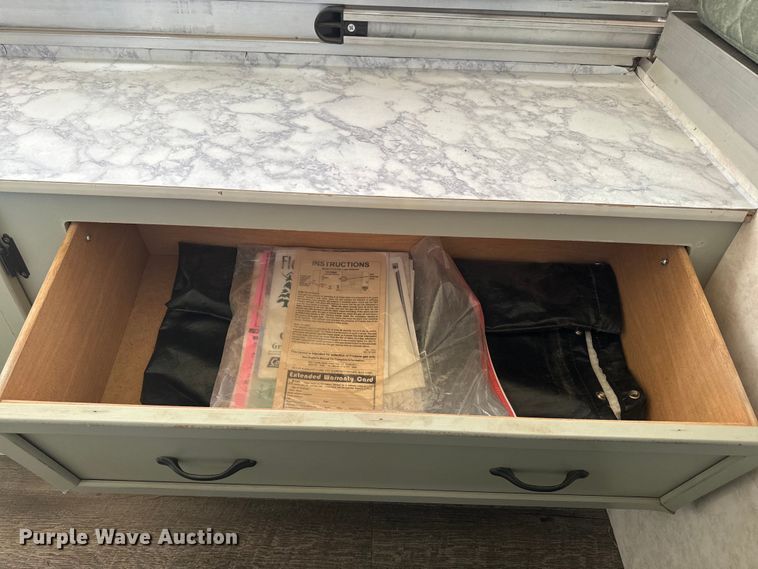 image for item NF9476 1999 Fleetwood Santa Fe camper