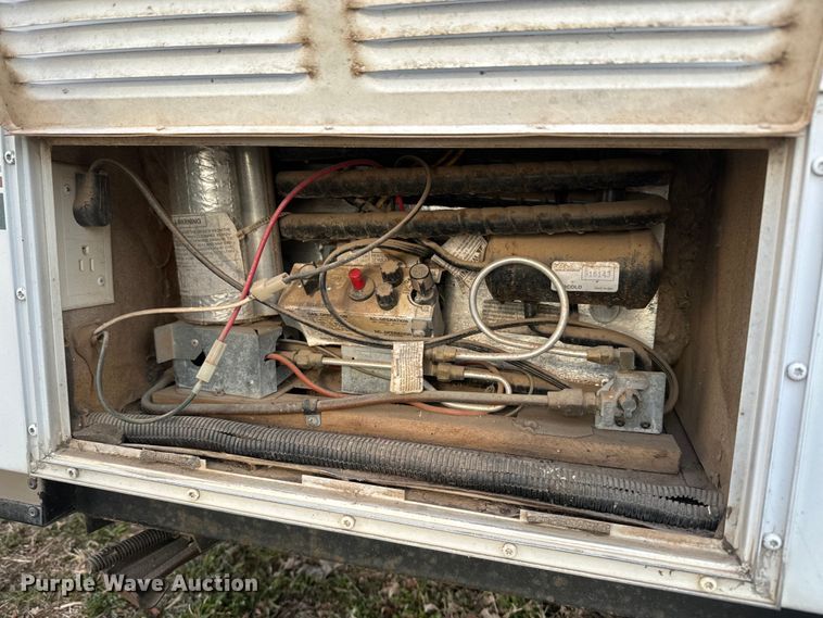 image for item NF9476 1999 Fleetwood Santa Fe camper