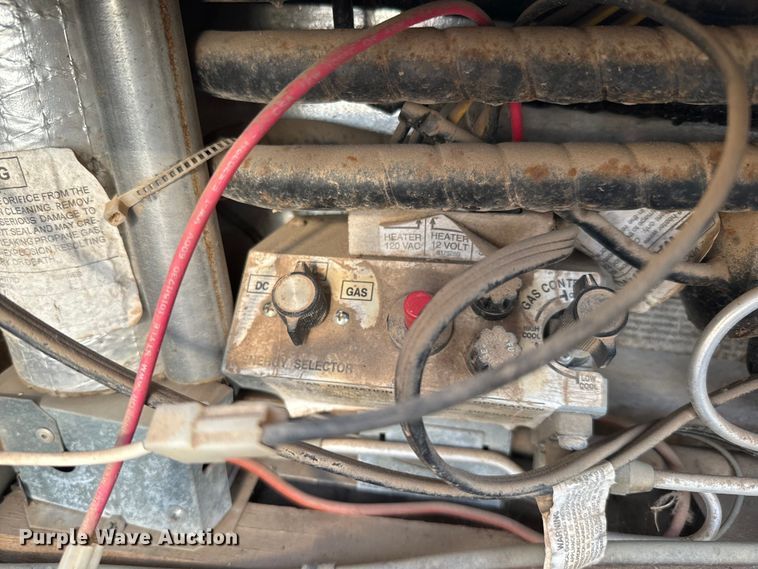 image for item NF9476 1999 Fleetwood Santa Fe camper