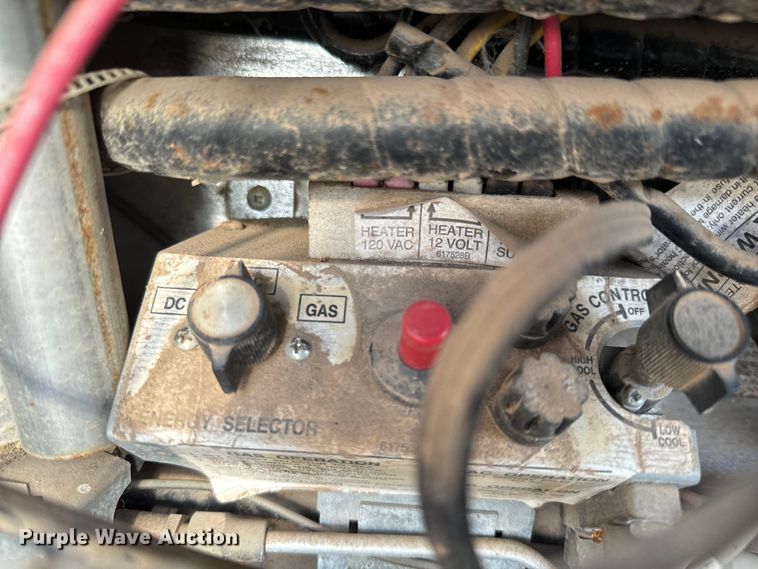 image for item NF9476 1999 Fleetwood Santa Fe camper