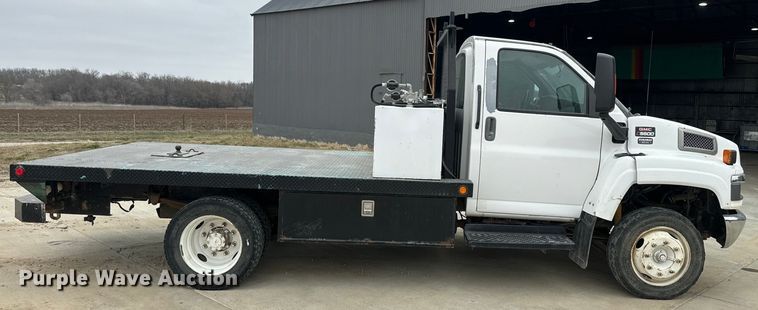 image for item NF9482 2006 GMC C5500 flatbed truck