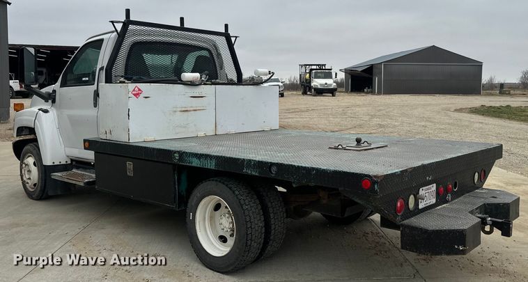 image for item NF9482 2006 GMC C5500 flatbed truck