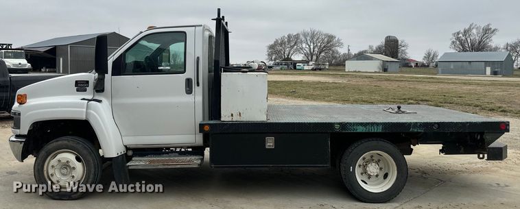 image for item NF9482 2006 GMC C5500 flatbed truck