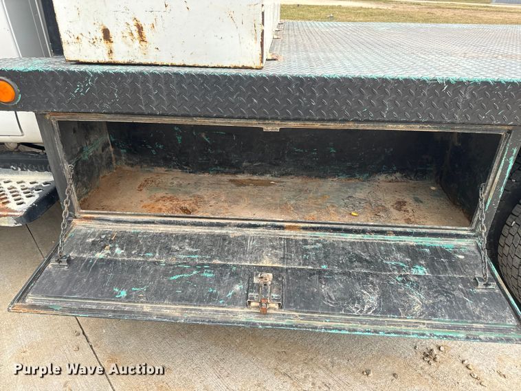 image for item NF9482 2006 GMC C5500 flatbed truck