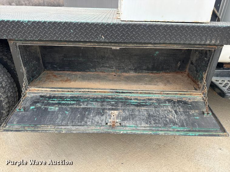 image for item NF9482 2006 GMC C5500 flatbed truck