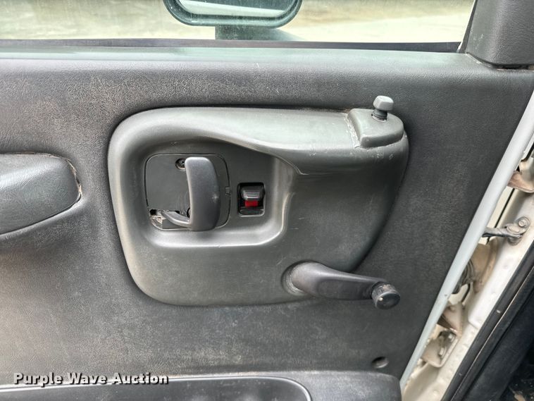 image for item NF9482 2006 GMC C5500 flatbed truck