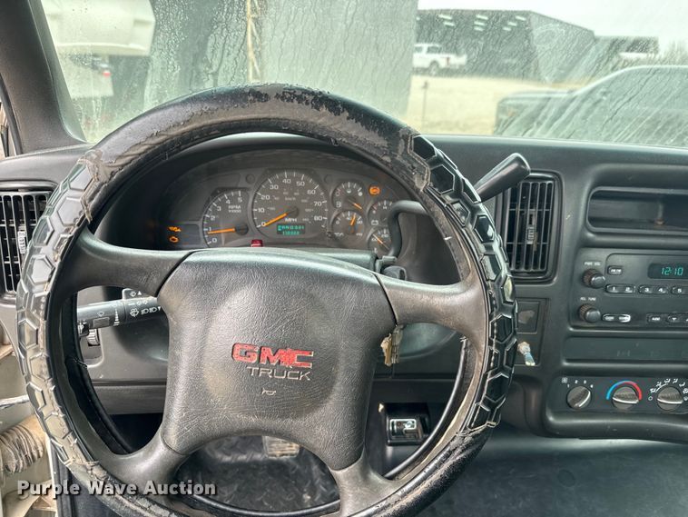 image for item NF9482 2006 GMC C5500 flatbed truck