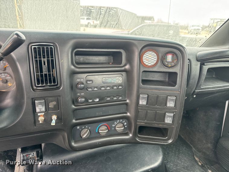 image for item NF9482 2006 GMC C5500 flatbed truck