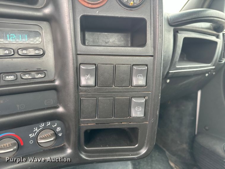 image for item NF9482 2006 GMC C5500 flatbed truck