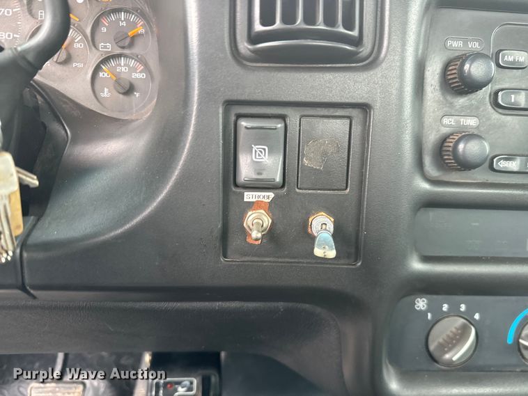 image for item NF9482 2006 GMC C5500 flatbed truck