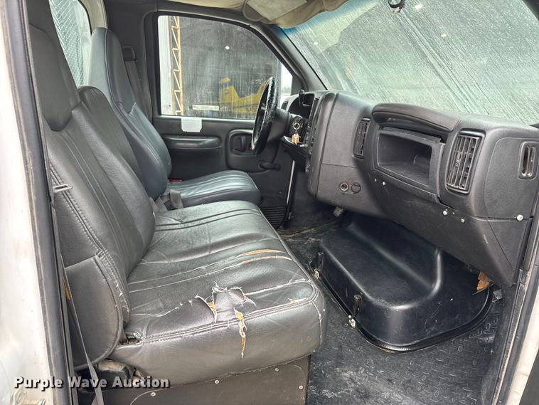 image for item NF9482 2006 GMC C5500 flatbed truck