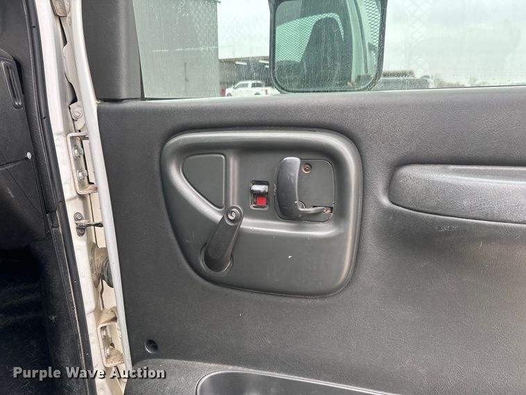 image for item NF9482 2006 GMC C5500 flatbed truck