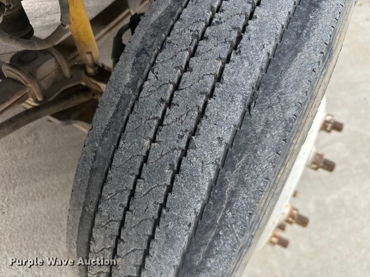 image for item NF9482 2006 GMC C5500 flatbed truck