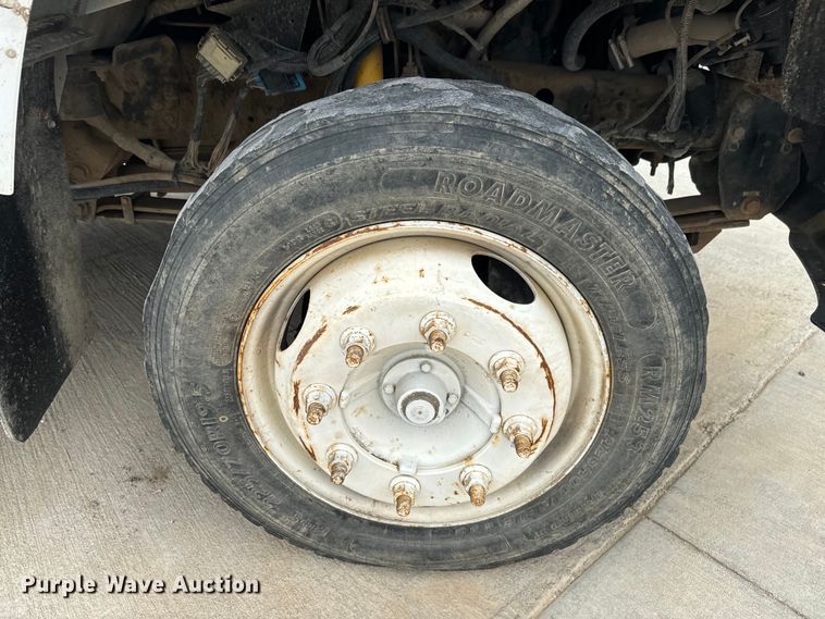 image for item NF9482 2006 GMC C5500 flatbed truck