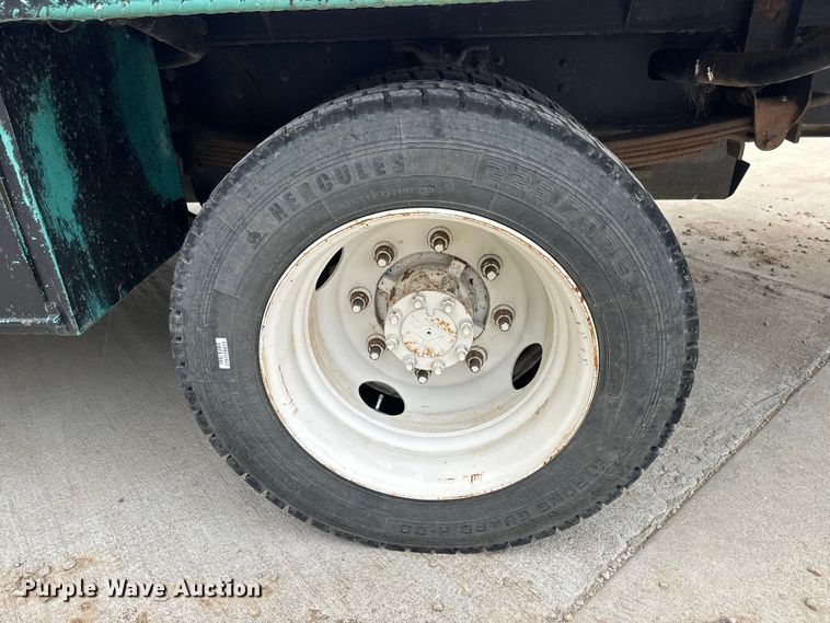 image for item NF9482 2006 GMC C5500 flatbed truck