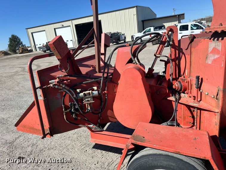 image for item NJ9411 2009 Morbark Beever M12D wood chipper