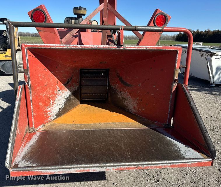 image for item NJ9411 2009 Morbark Beever M12D wood chipper