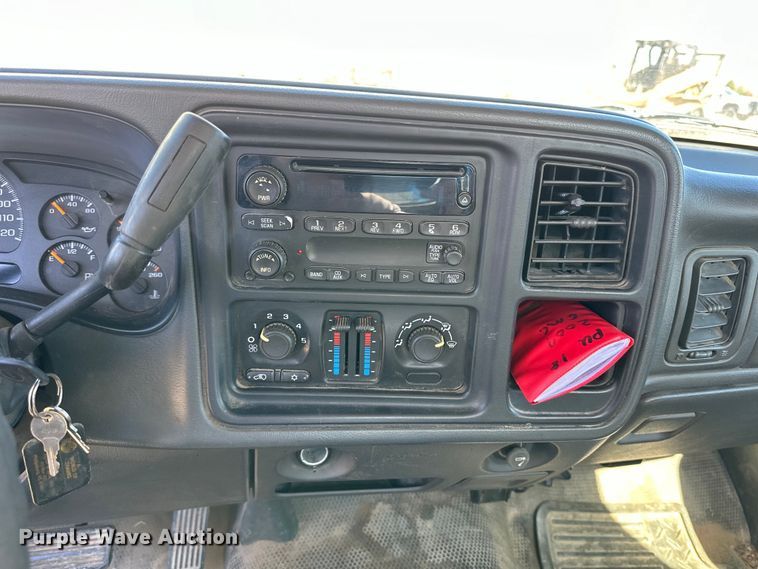 image for item NJ9417 2007 GMC Sierra 1500 pickup truck