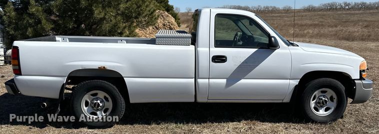 image for item NJ9418 2004 GMC Sierra 1500 pickup truck