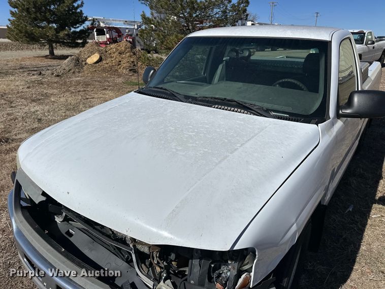 image for item NJ9418 2004 GMC Sierra 1500 pickup truck