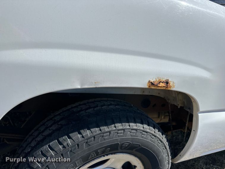 image for item NJ9418 2004 GMC Sierra 1500 pickup truck