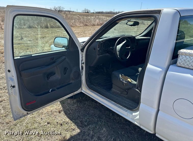 image for item NJ9418 2004 GMC Sierra 1500 pickup truck