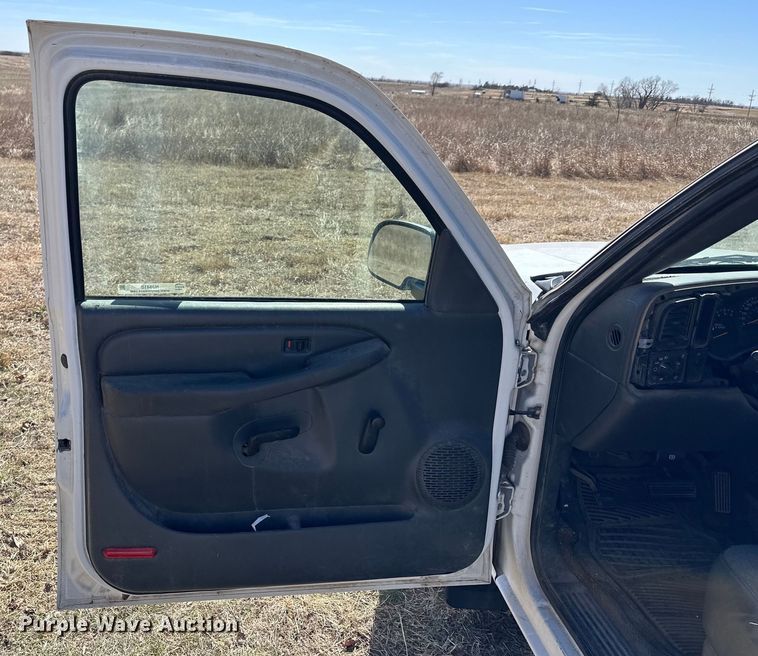 image for item NJ9418 2004 GMC Sierra 1500 pickup truck