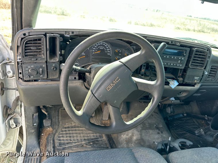 image for item NJ9418 2004 GMC Sierra 1500 pickup truck