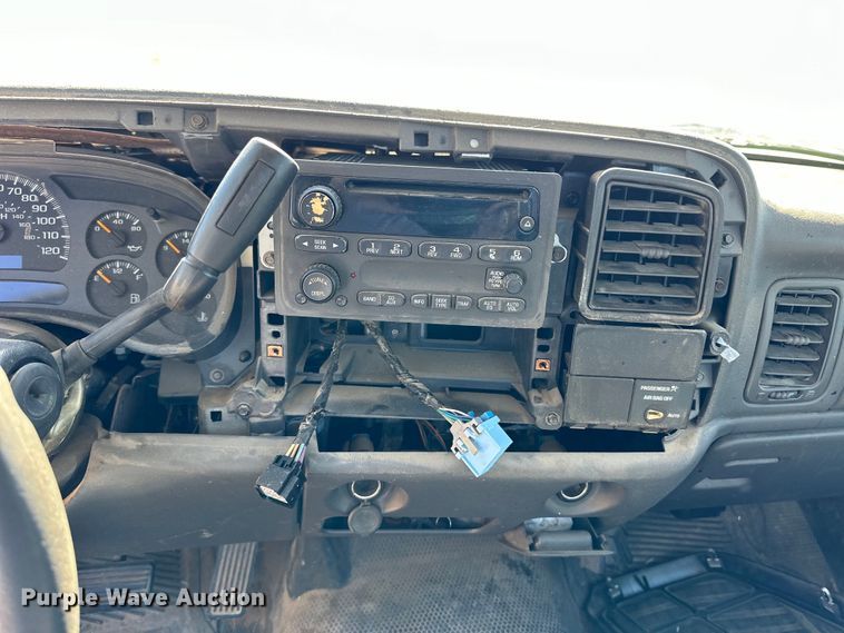 image for item NJ9418 2004 GMC Sierra 1500 pickup truck