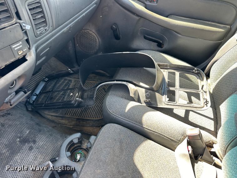 image for item NJ9418 2004 GMC Sierra 1500 pickup truck