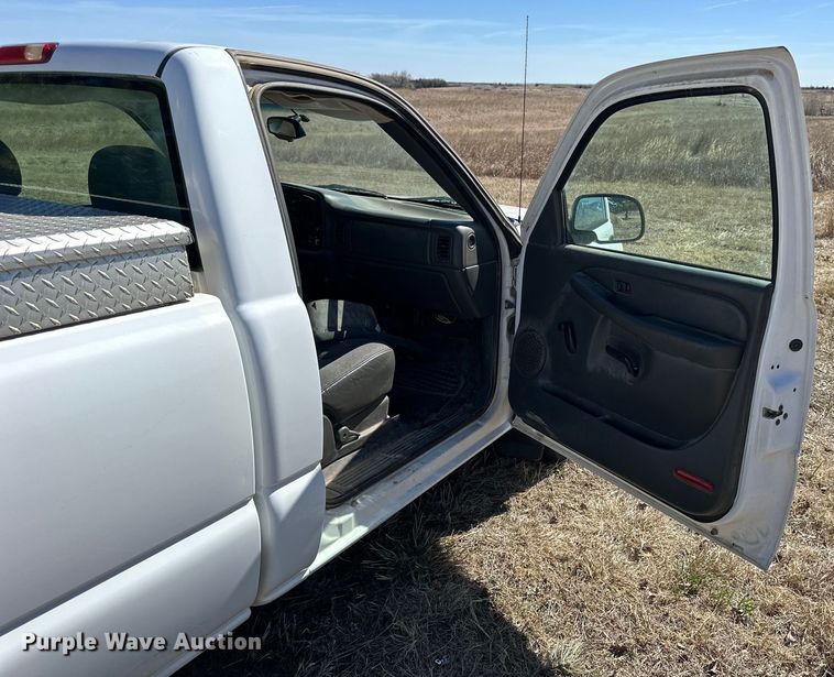 image for item NJ9418 2004 GMC Sierra 1500 pickup truck