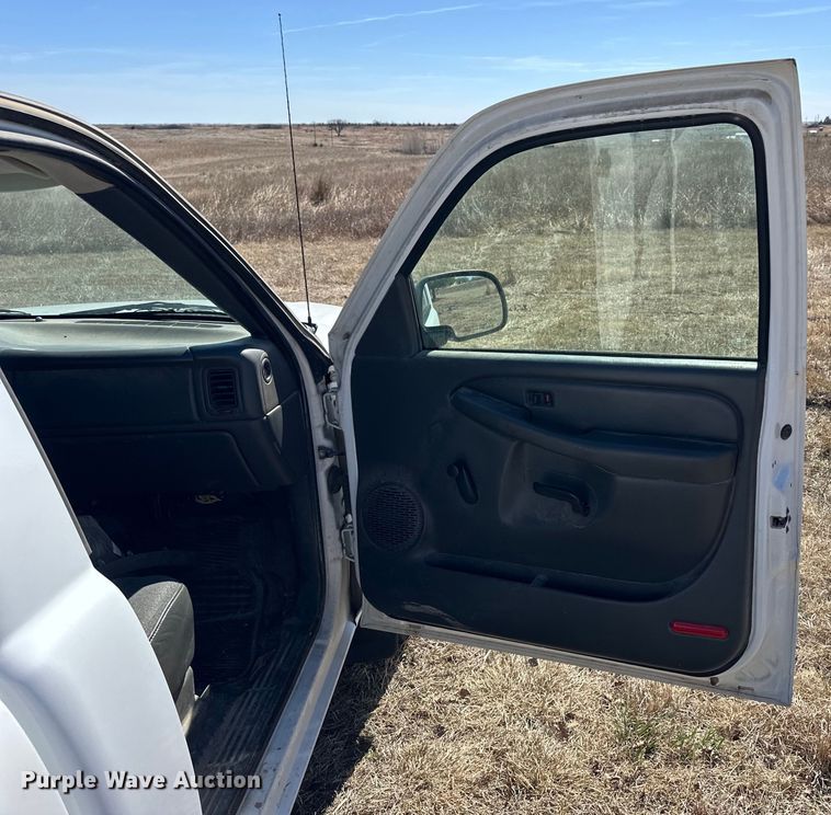 image for item NJ9418 2004 GMC Sierra 1500 pickup truck