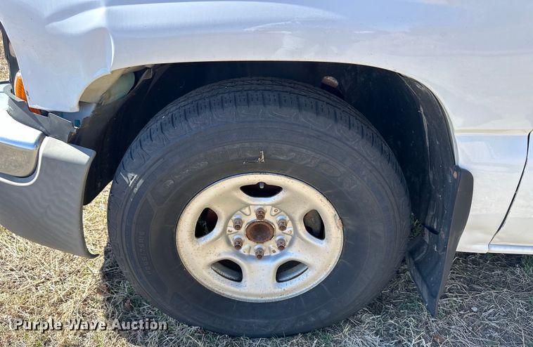 image for item NJ9418 2004 GMC Sierra 1500 pickup truck