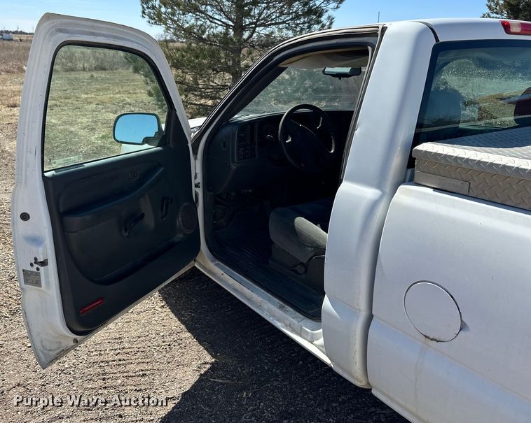 image for item NJ9419 2007 GMC Sierra 1500 pickup truck