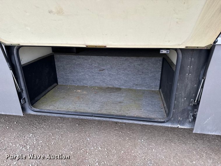 image for item NU9546 2002 Itasca Horizon RV