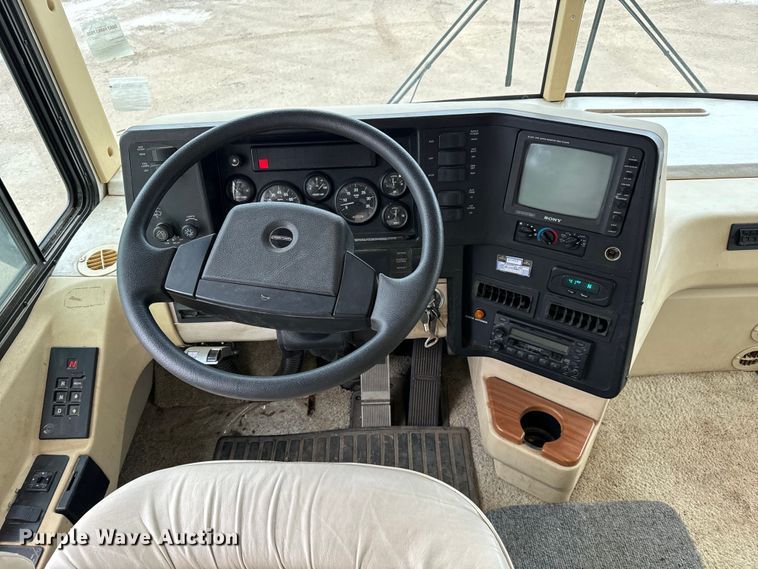 image for item NU9546 2002 Itasca Horizon RV