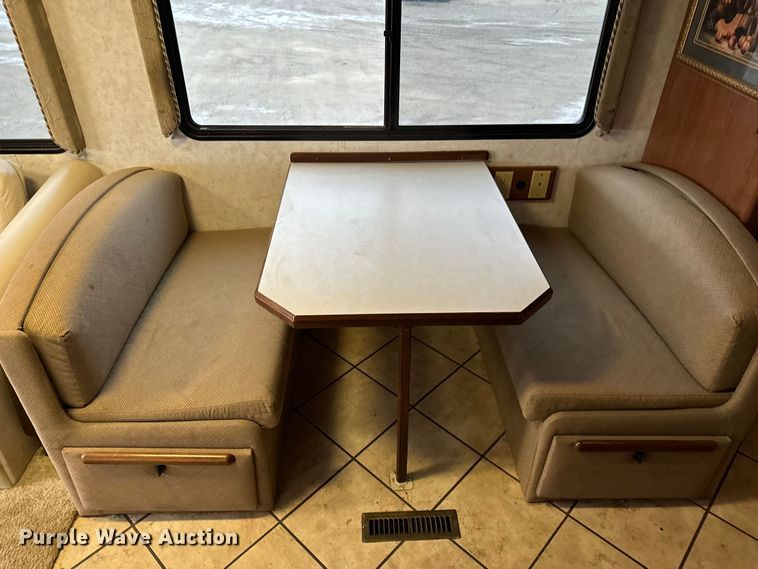 image for item NU9546 2002 Itasca Horizon RV