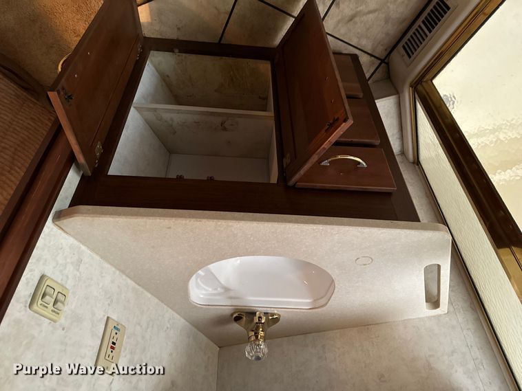 image for item NU9546 2002 Itasca Horizon RV