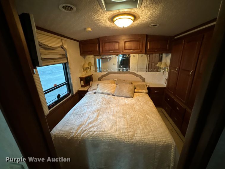 image for item NU9546 2002 Itasca Horizon RV