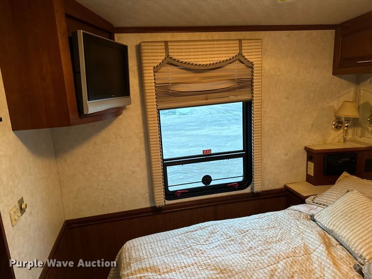 image for item NU9546 2002 Itasca Horizon RV