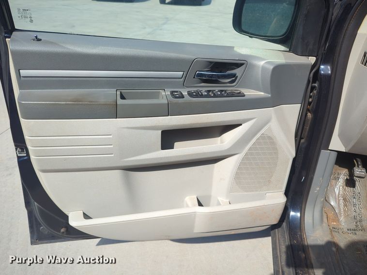 image for item NZ9376 2010 Dodge Grand Caravan van