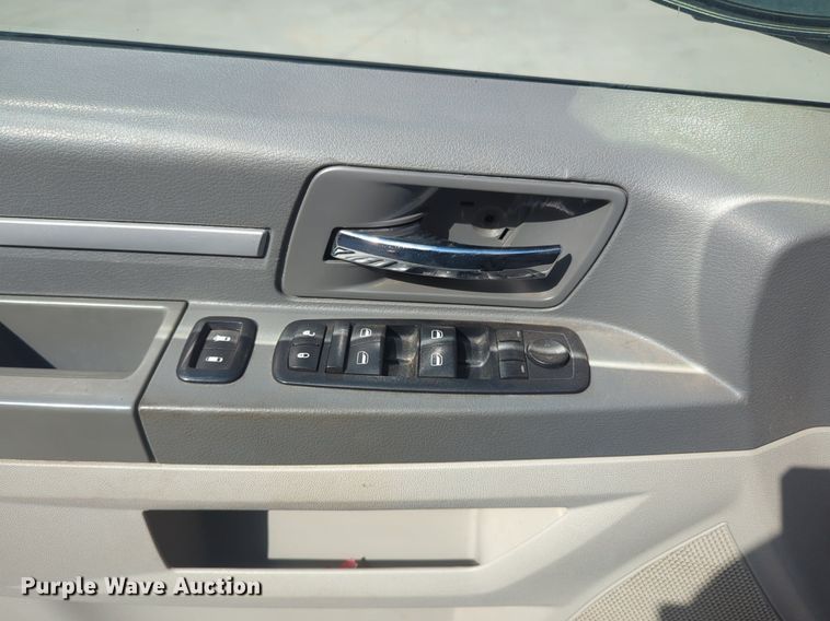 image for item NZ9376 2010 Dodge Grand Caravan van