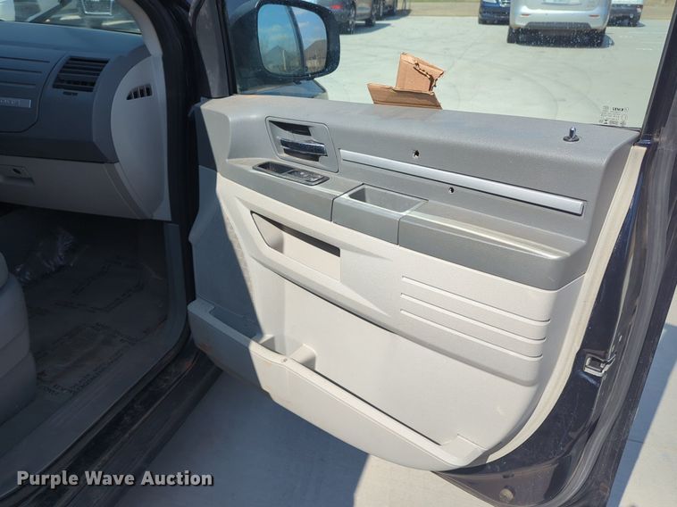 image for item NZ9376 2010 Dodge Grand Caravan van