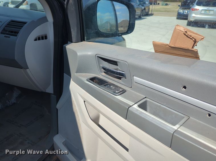 image for item NZ9376 2010 Dodge Grand Caravan van