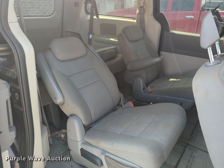 image for item NZ9376 2010 Dodge Grand Caravan van